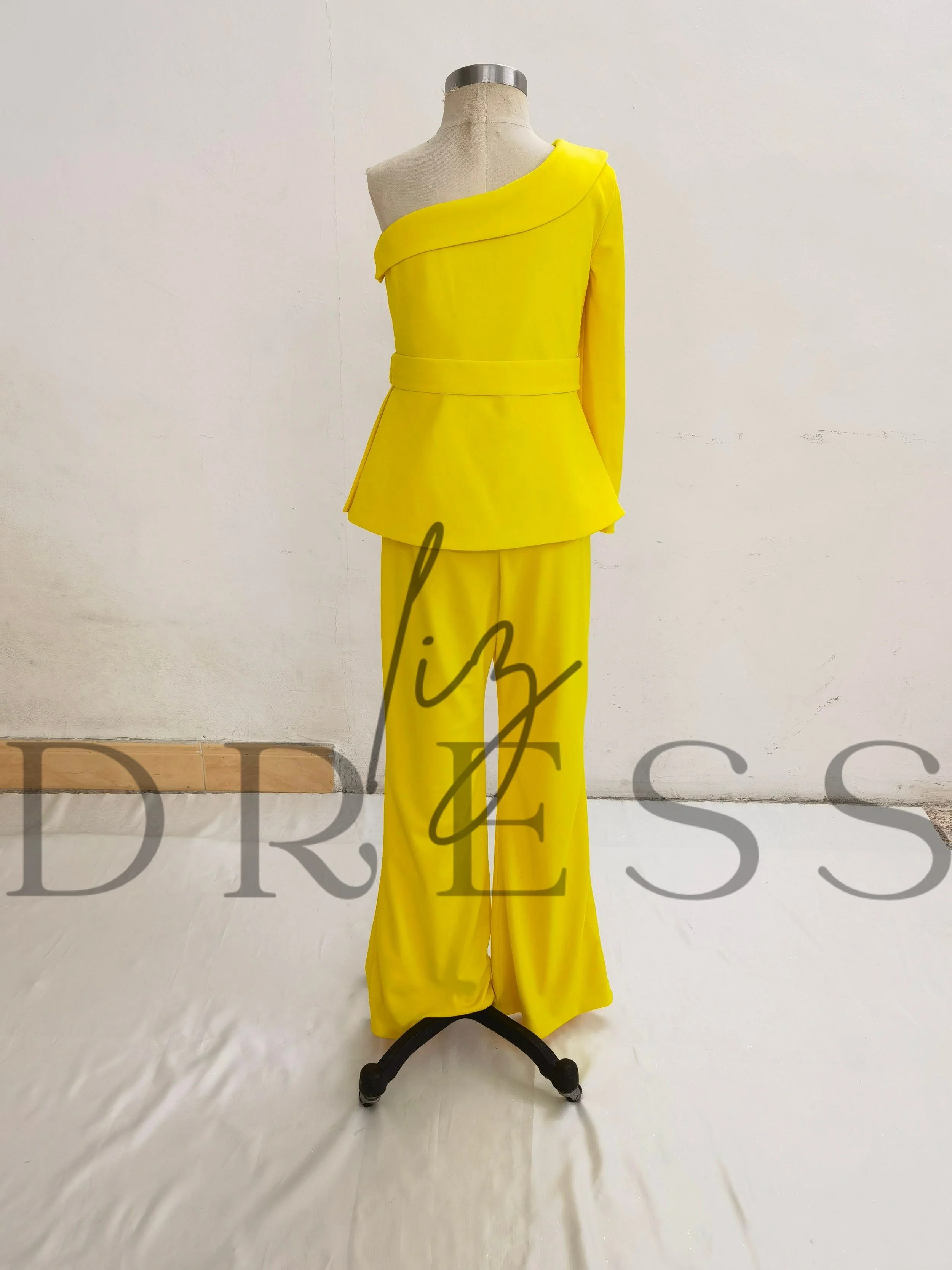 Lizページ Interview Dress — Look glamorous without breaking the bank!